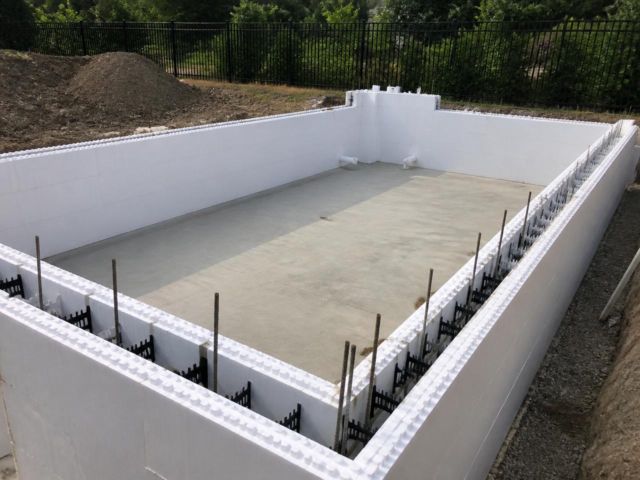 Chantier de piscine : blocs à bancher polystyrène et ferraillage